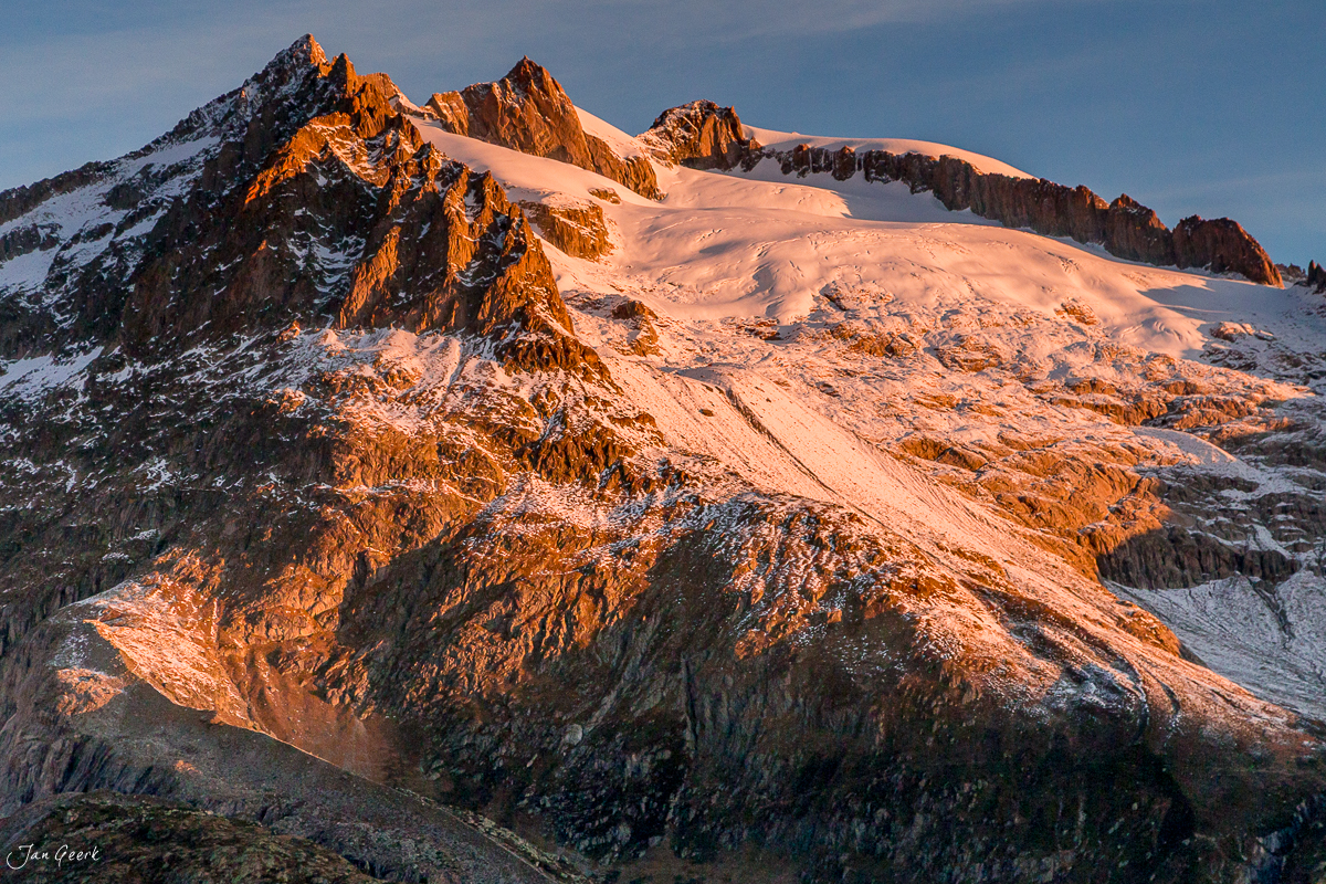 Aletschgletscher mit herbstlich gefärbtem Aletschwald bei Sonnenaufgang, Wallis Schweiz – Jan Geerk Fotograf Basel