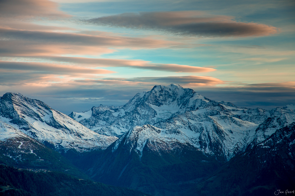 Schneebedeckte Bergkette im Aletschgebiet mit dramatischem Himmel, Herbststimmung Wallis Schweiz – Jan Geerk Fotograf Basel
