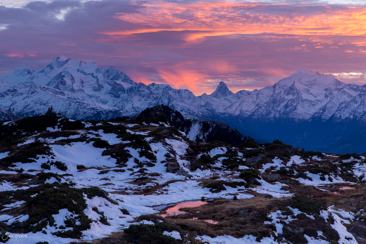 Alpengipfel bei Sonnenuntergang im Aletschgebiet, schneebedeckte Berglandschaft mit Herbststimmung im Wallis, Schweiz – Jan Geerk Fotograf Basel