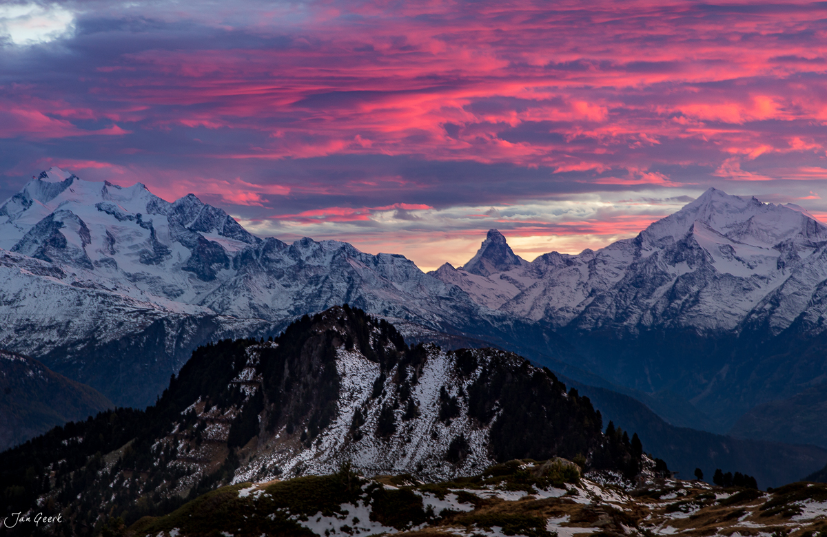 Schneebedeckte Berggipfel im Aletschgebiet bei dramatischem Sonnenuntergang, Wallis Schweiz – Jan Geerk Fotograf Basel