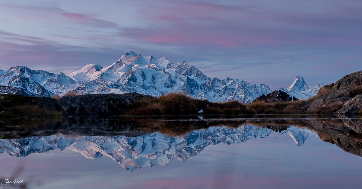 Schneebedeckte Berge spiegeln sich in stillem See im Aletschgebiet Wallis Schweiz Jan Geerk Fotograf Basel