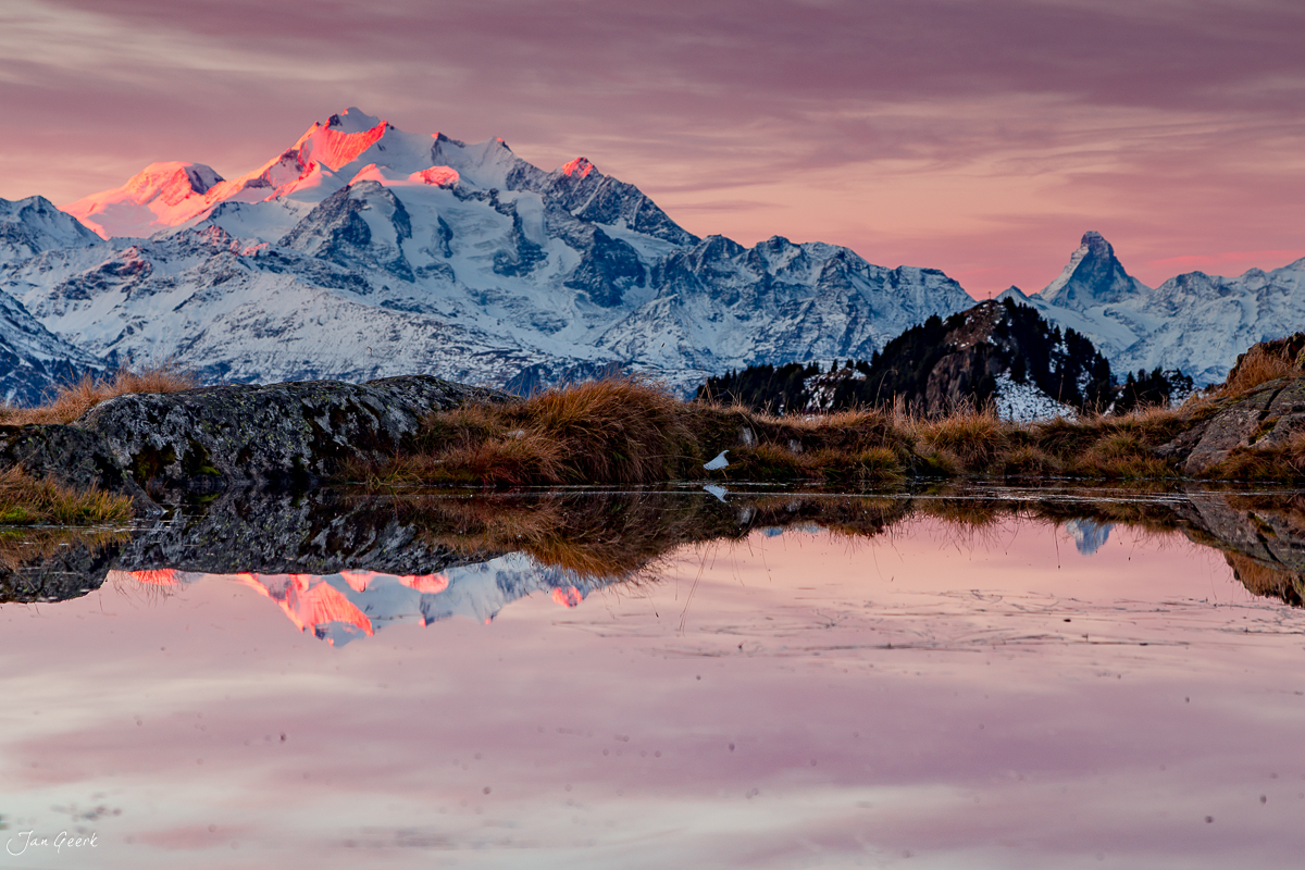 Spiegelung verschneiter Berge im Wasser Aletschgebiet Herbststimmung Wallis Schweiz – Jan Geerk Fotograf Basel