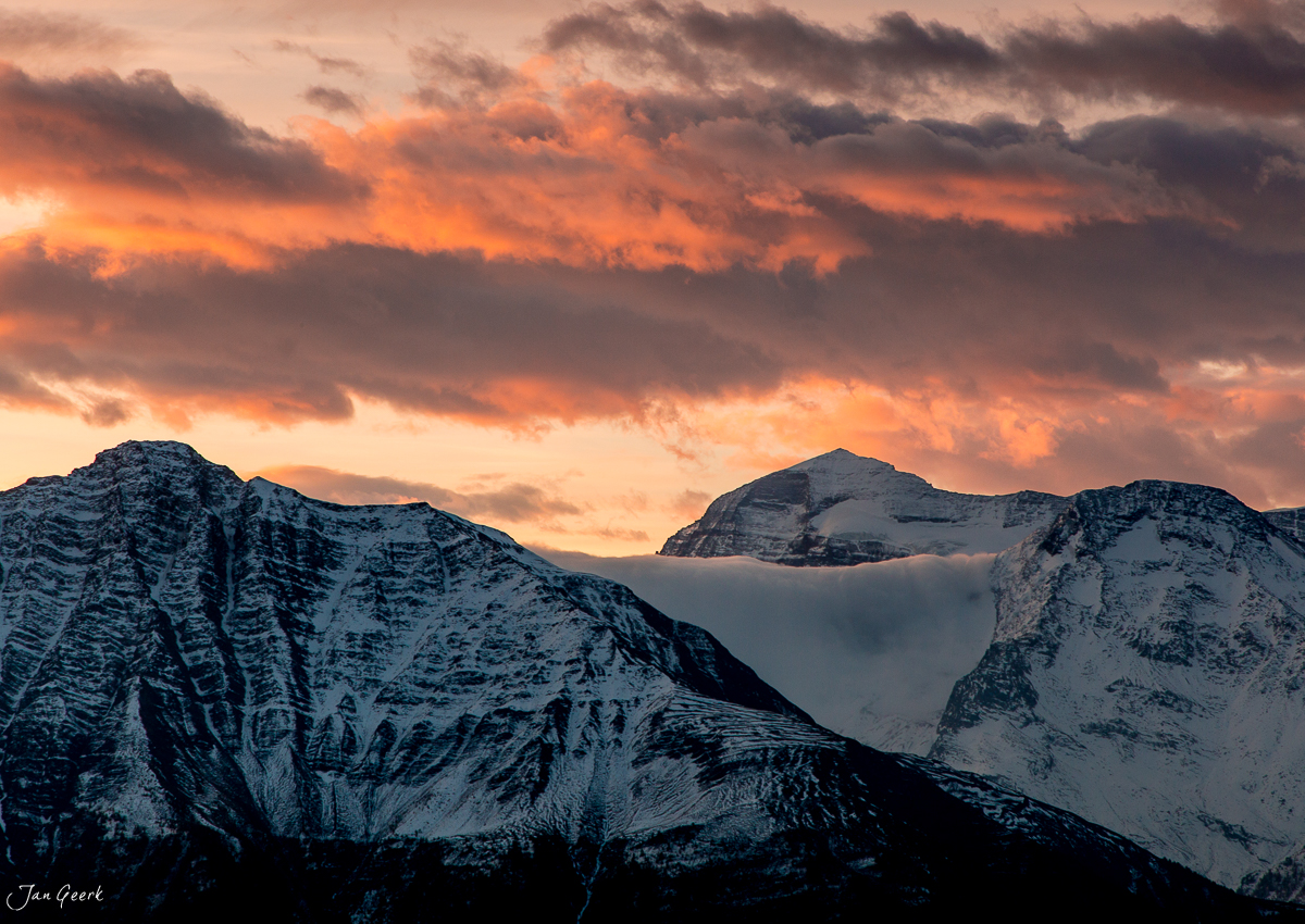 Schneebedeckte Berggipfel im Aletschgebiet bei Sonnenuntergang, Herbststimmung im Wallis Schweiz – Jan Geerk Fotograf Basel