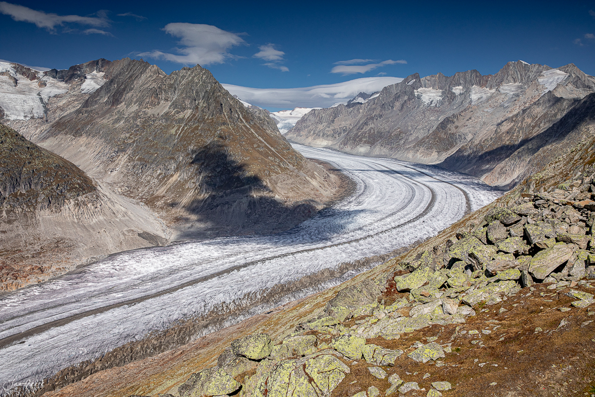 Aletschgletscher mit charakteristischen Gletscherspalten, herbstliche Berglandschaft Wallis Schweiz – Jan Geerk Fotograf Basel