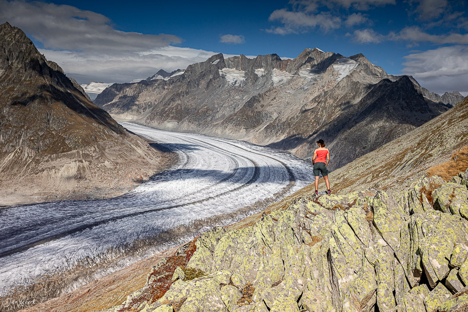Läufer am Aletschgletscher mit Gletschereis und Bergpanorama Herbst Wallis Schweiz Jan Geerk Fotograf Basel