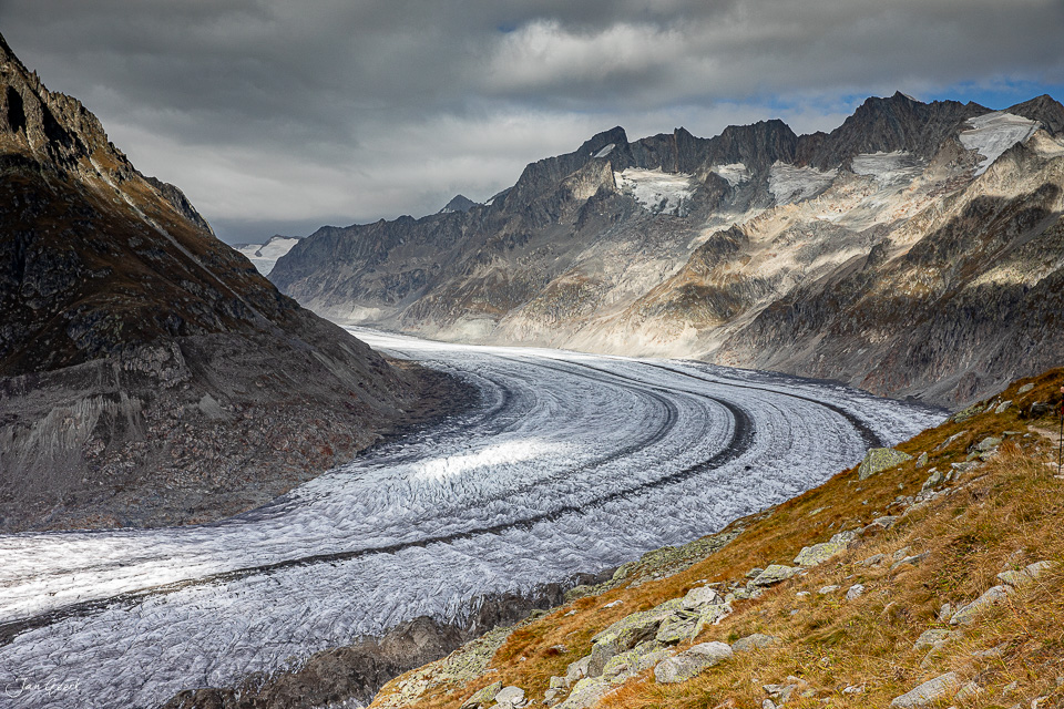 Aletschgletscher mit markanten Gletscherspalten und schneebedeckten Gipfeln im Herbst Wallis Schweiz Jan Geerk Fotograf Basel