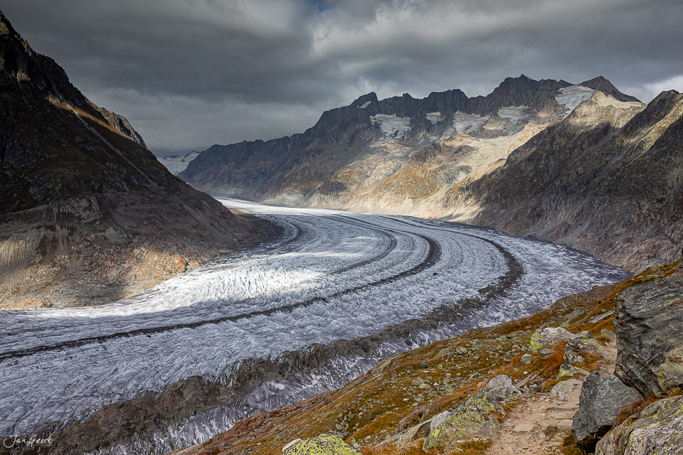 Aletschgletscher mit charakteristischen Gletscherspalten im Herbst, Wallis Schweiz – Jan Geerk Fotograf Basel