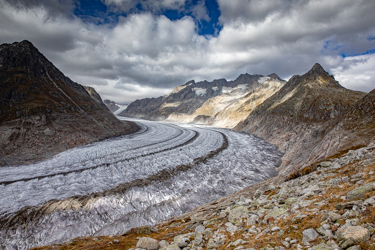 Aletschgletscher mit markanten Gletschermustern zwischen Alpengipfeln, Herbststimmung Wallis Schweiz – Jan Geerk Fotograf Basel