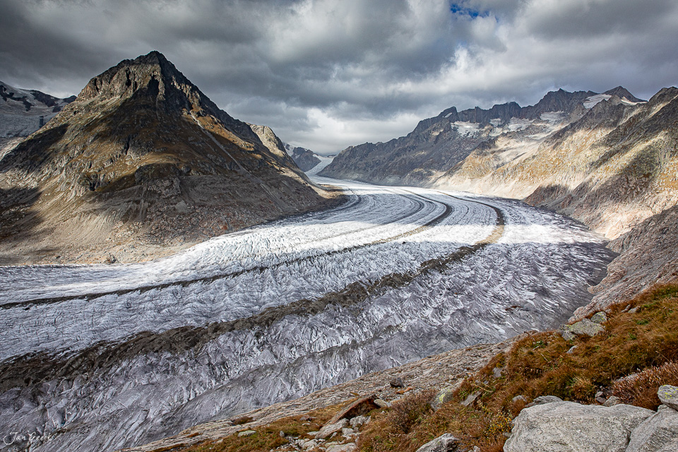 Aletschgletscher mit verschlungenen Gletscherspalten, herbstliche Berglandschaft im Wallis, Schweiz – Jan Geerk Fotograf Basel