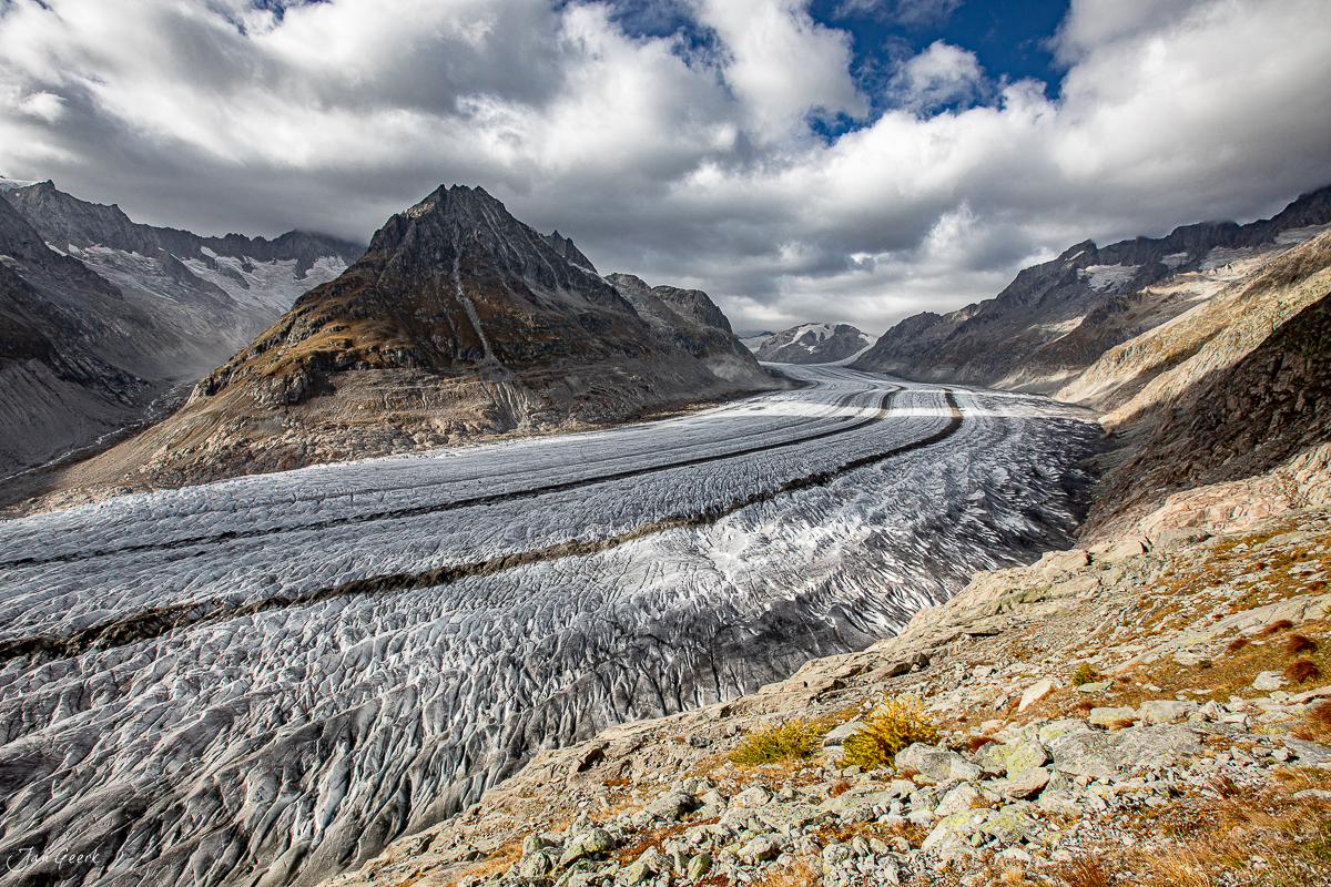 Aletschgletscher mit charakteristischen Gletscherspalten, herbstliche Berglandschaft Wallis Schweiz – Jan Geerk Fotograf Basel