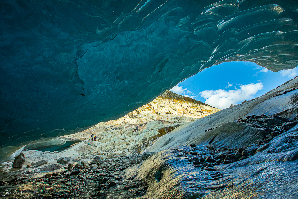 Gletscherhöhle im Aletschgletscher mit Märjelensee, herbstliche Lichtstimmung, Wallis Schweiz – Jan Geerk Fotograf Basel