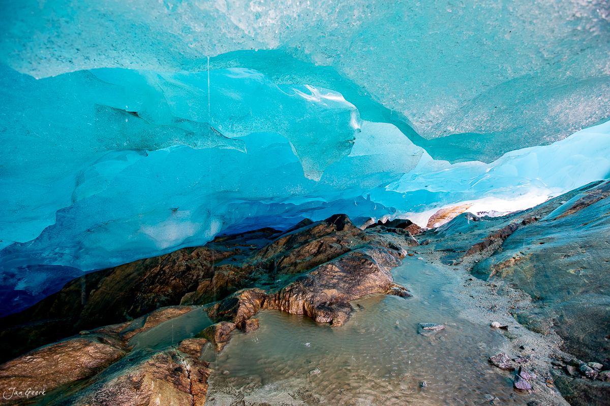 Gletscherhöhle im Aletschgletscher mit türkisblauem Eis und Märjelensee, Herbst, Wallis Schweiz – Jan Geerk Fotograf Basel