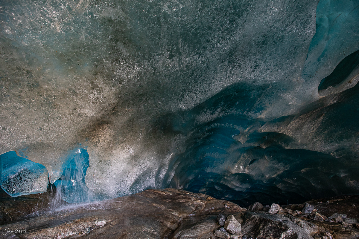 Gletscherhöhle mit türkisblauem Eis im Aletschgletscher, Herbststimmung im Wallis Schweiz – Jan Geerk Fotograf Basel