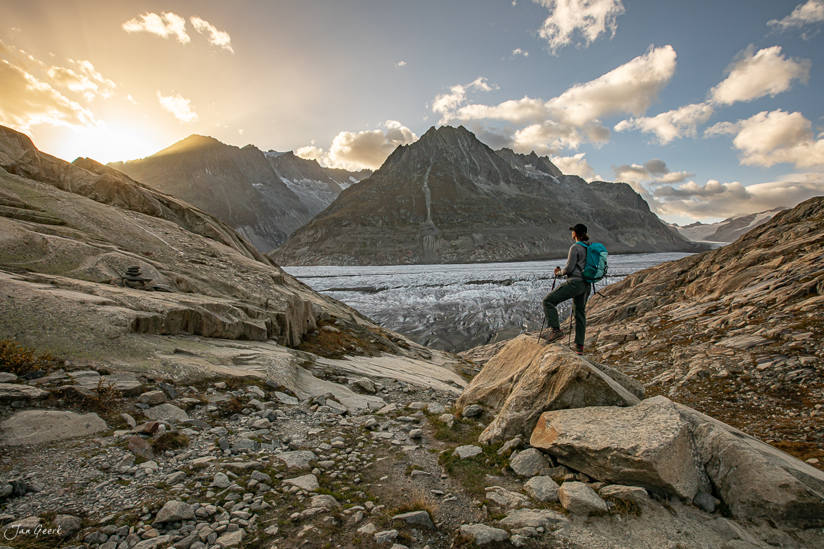Wanderer am Märjelensee mit Aletschgletscher und Bergen im Herbstlicht, Wallis Schweiz – Jan Geerk Fotograf Basel