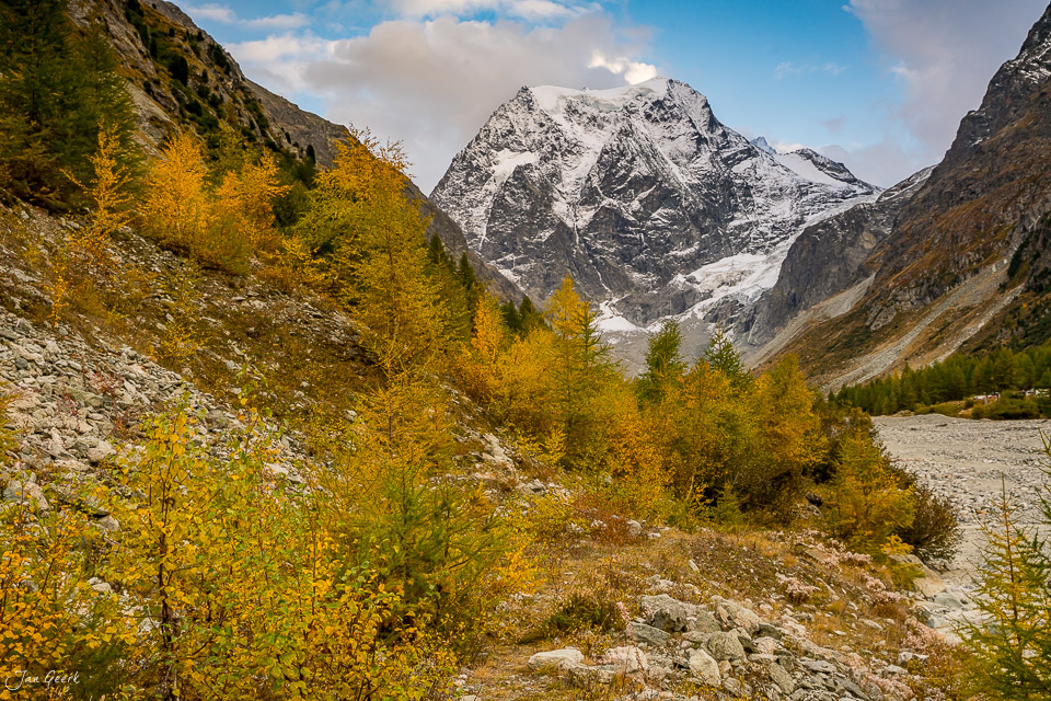 Herbstliche Lärchenwälder im Tal vor schneebedecktem Berg im Wallis Schweiz – Jan Geerk Fotograf Basel