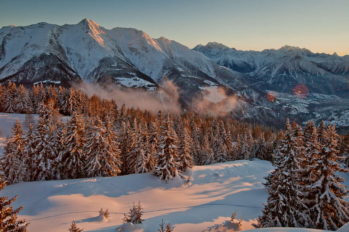 Schneebedeckte Lärchenwälder Bettmeralp Wintersonnenaufgang Wallis Schweiz Jan Geerk Fotograf Basel