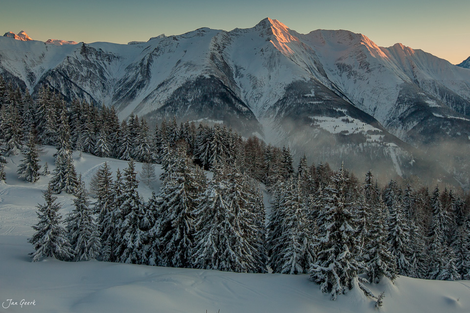 Schneebedeckte Fichtenwälder Bettmeralp Alpengipfel Sonnenaufgang Winter Wallis Schweiz – Jan Geerk Fotograf Basel