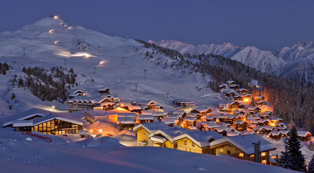 Bettmeralp Bergdorf Winterabend Blaue Stunde Wallis Schweiz Jan Geerk Fotograf Basel