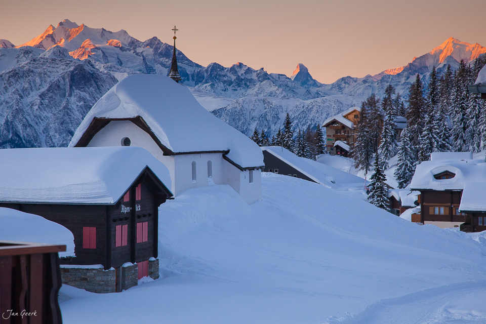 Winterliche Bergkapelle Bettmeralp Sonnaufgang Wallis Schweiz Jan Geerk Fotograf Basel