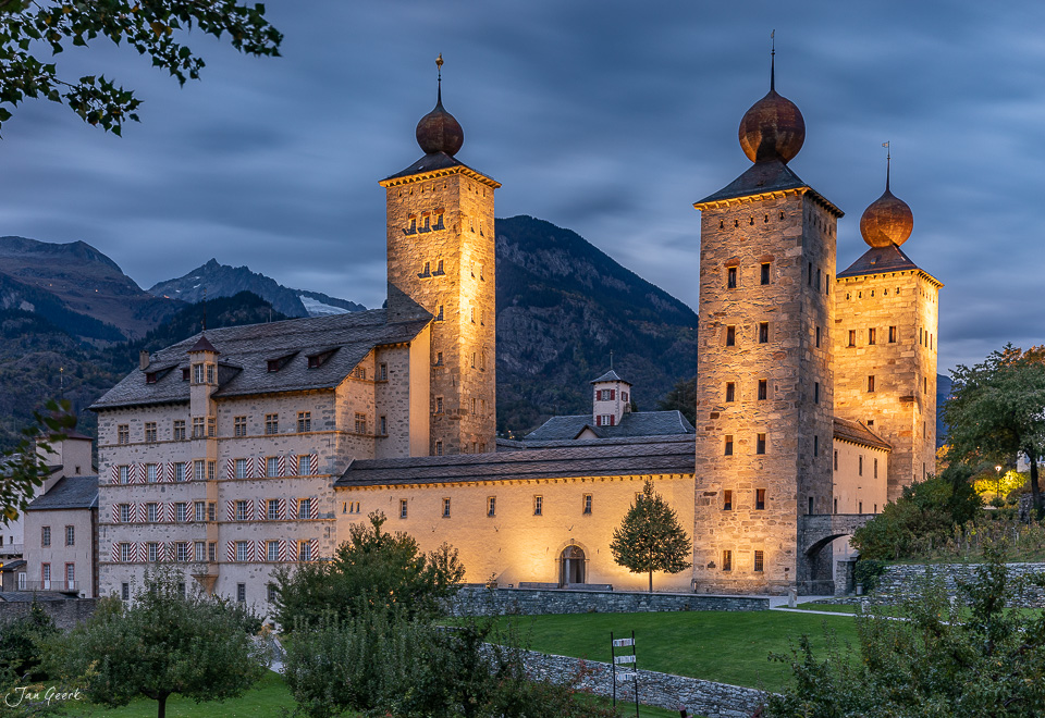 Stockalperschloss Brig mit beleuchteten Türmen in der Abenddämmerung, Wallis, Schweiz – Jan Geerk Fotograf Basel