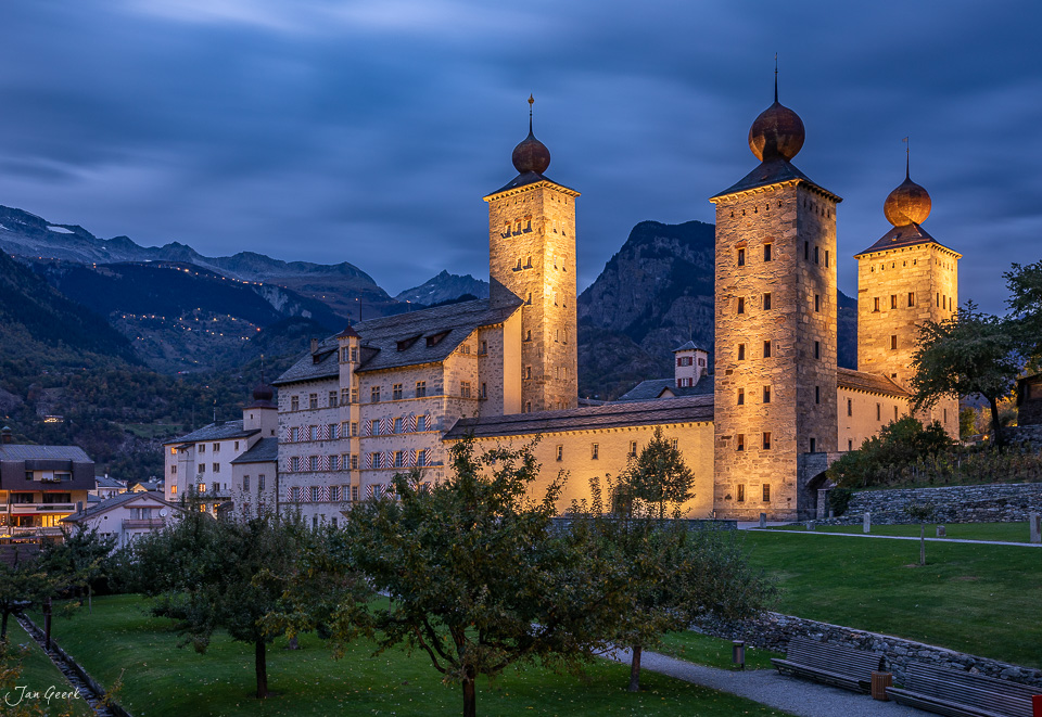 Stockalperschloss Brig mit beleuchteten Türmen bei Dämmerung, Wallis Schweiz – Jan Geerk Fotograf Basel