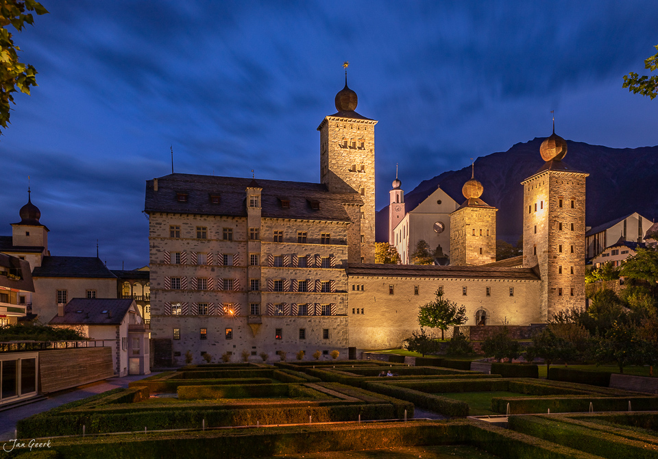 Stockalperschloss Brig illuminiert in blauer Stunde, mittelalterliche Architektur mit Türmen, Wallis Schweiz – Jan Geerk Fotograf Basel