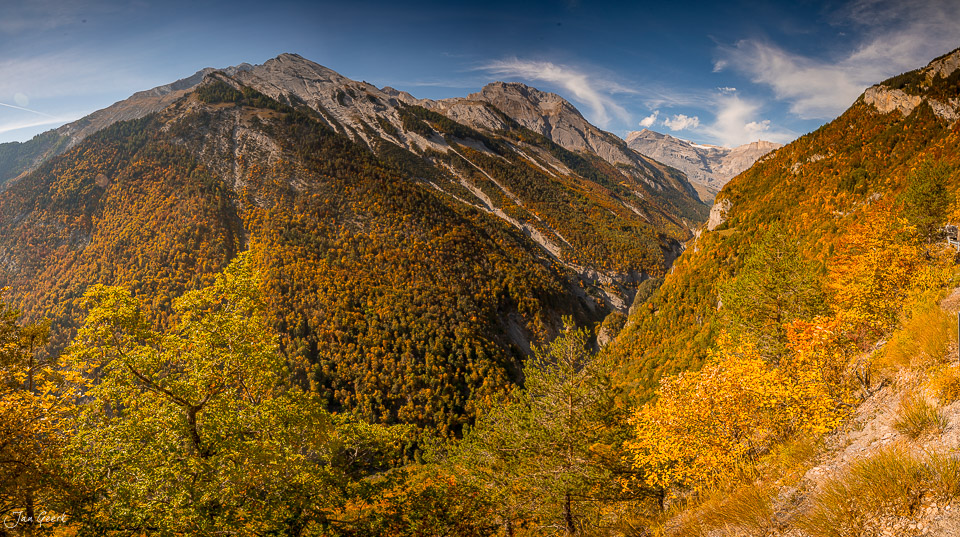 Herbstliche Berglandschaft mit golden gefärbten Lärchenwäldern in Derborence, Wallis, Schweiz – Jan Geerk Fotograf Basel