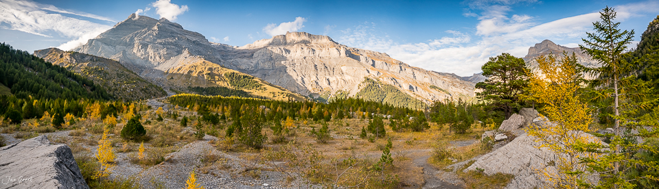 Herbstliches Alpenpanorama am Lac de Derborence mit Lärchenwald im Wallis Schweiz – Jan Geerk Fotograf Basel