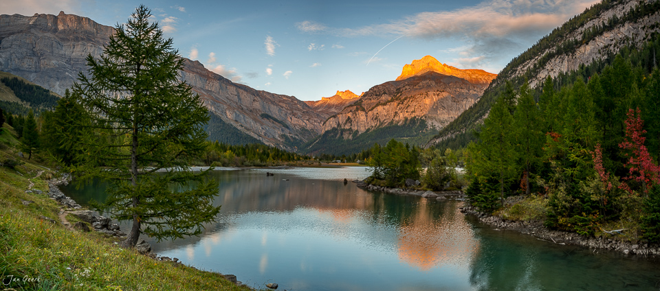 Alpensee mit Spiegelung und golden beleuchteten Bergen im Herbst bei Derborence Wallis Schweiz – Jan Geerk Fotograf Basel