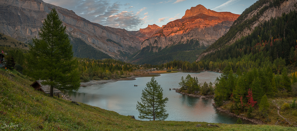 Herbstlicher Bergsee mit Lärchenwäldern und schneebedeckten Gipfeln, Derborence Wallis Schweiz – Jan Geerk Fotograf Basel