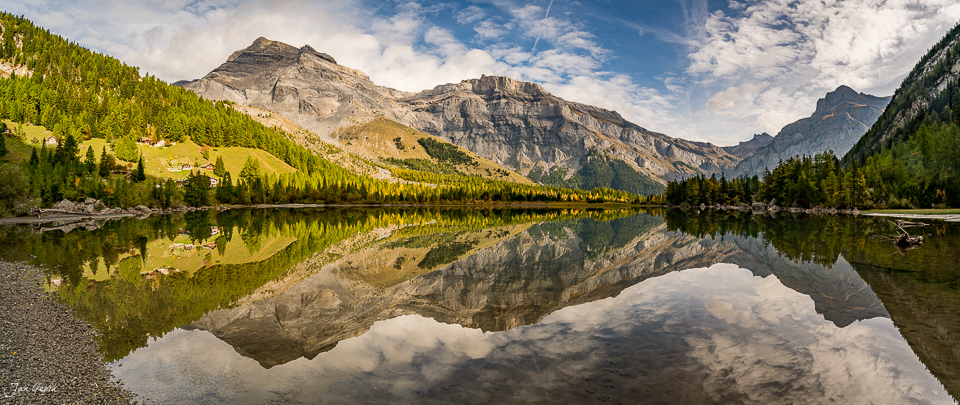 Alpensee mit Spiegelung herbstlicher Berge im Derborence Wallis Schweiz – Jan Geerk Fotograf Basel