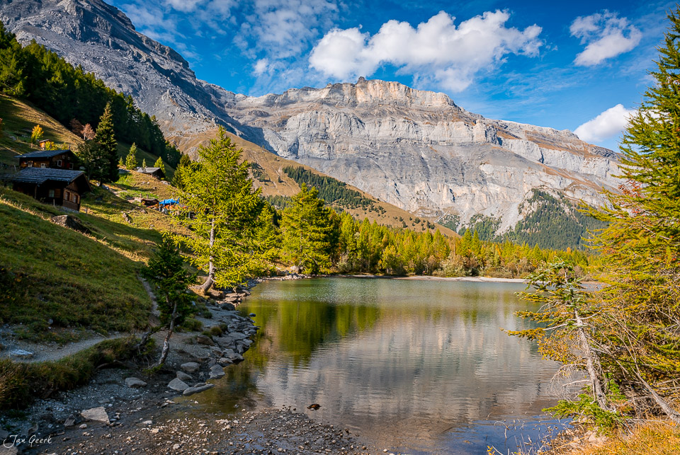 Bergsee im Herbst mit Lärchenwäldern und Berglandschaft, Derborence Wallis Schweiz – Jan Geerk Fotograf Basel