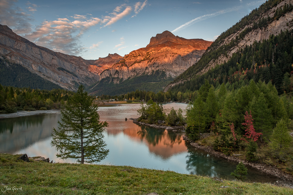 Alpensee mit Lärchenwäldern und Bergen bei Sonnenuntergang in Derborence Wallis Schweiz – Jan Geerk Fotograf Basel