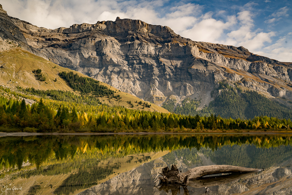 Bergsee mit Spiegelung und Lärchenwäldern im Herbst bei Derborence Wallis Schweiz Jan Geerk Fotograf Basel