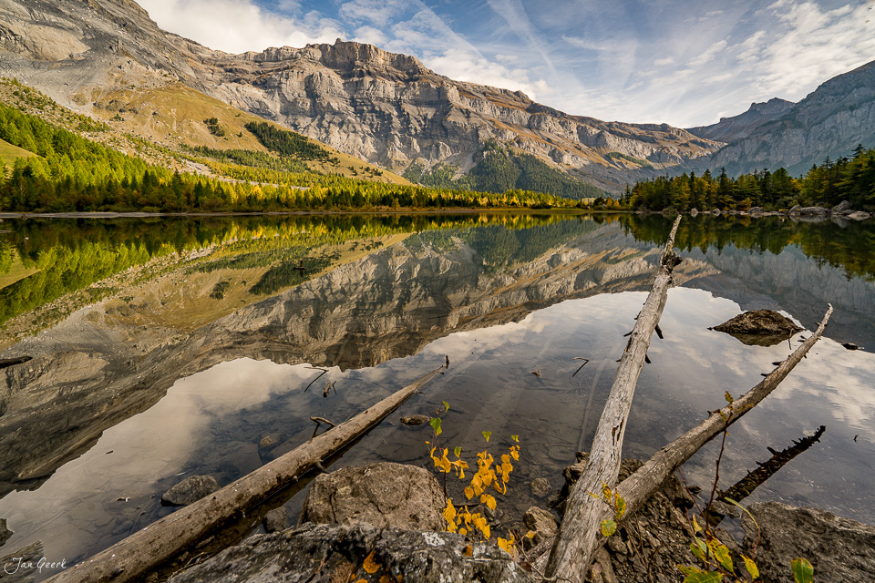 Berglandschaft mit kristallklarem See und Spiegelung, herbstliche Lärchenwälder am Derborence Wallis Schweiz Jan Geerk Fotograf Basel