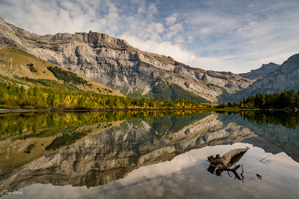 Spiegelglatter Bergsee mit Kalkfelsen und Lärchenwäldern im Herbst, Derborence Wallis Schweiz – Jan Geerk Fotograf Basel
