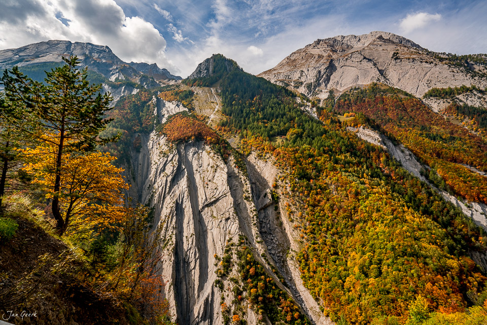 Herbstliche Berglandschaft mit Kalkfelsen und Lärchenwäldern in Derborence Wallis Schweiz – Jan Geerk Fotograf Basel