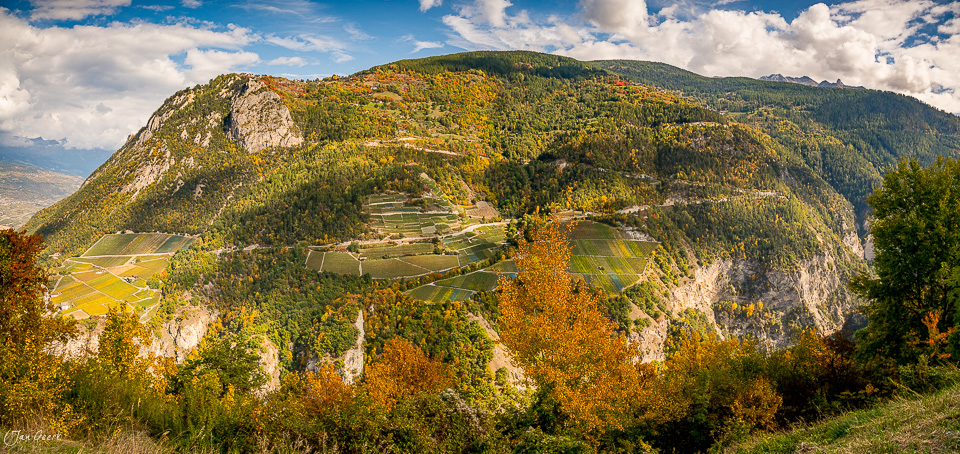 Herbstliche Berglandschaft Rhonetal mit Weinbauterrassen und Laubwald, Wallis Schweiz – Jan Geerk Fotograf Basel