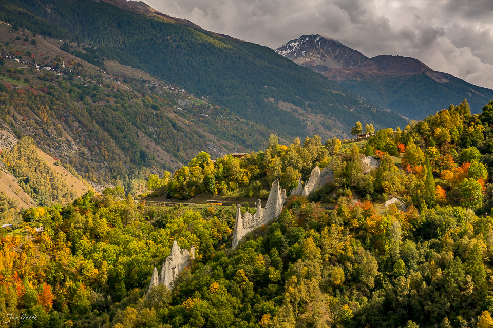 Ruine Euseigne im Herbst mit schneebedecktem Berg im Wallis Schweiz – Jan Geerk Fotograf Basel