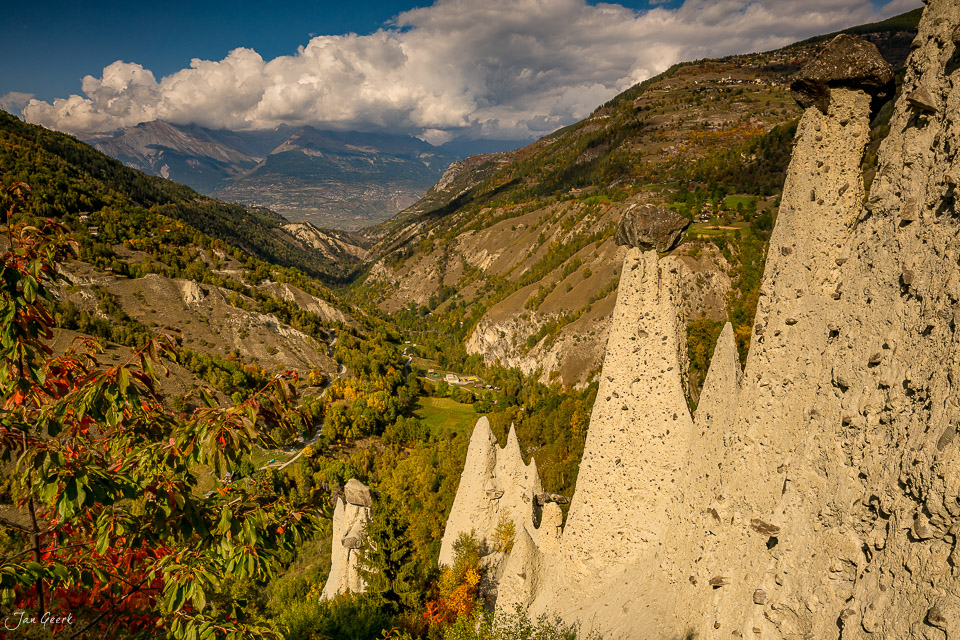 Kalkfelsen und Alpental im Rhonetal Wallis mit Herbstvegetation und Bergpanorama Schweiz – Jan Geerk Fotograf Basel