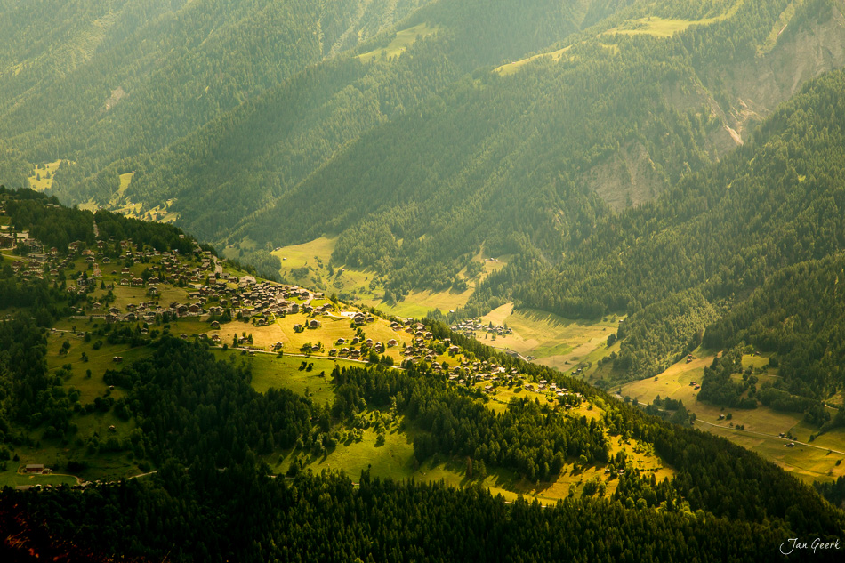 Luftaufnahme Fiescheralp mit grünen Alpwiesen, Wäldern und Bergdorf im Sommer, Wallis Schweiz – Jan Geerk Fotograf Basel
