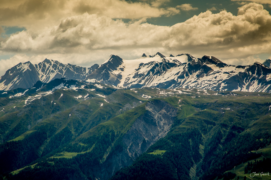 Alpenmassiv Fiescheralp mit Gletschern und grünen Tälern, Sommerday, Wallis Schweiz – Jan Geerk Fotograf Basel