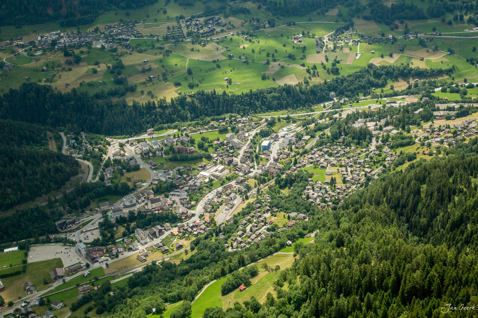 Luftaufnahme Fiescheralp mit grünen Alpweiden, Wäldern und Siedlungen im Sommer, Wallis Schweiz – Jan Geerk Fotograf Basel