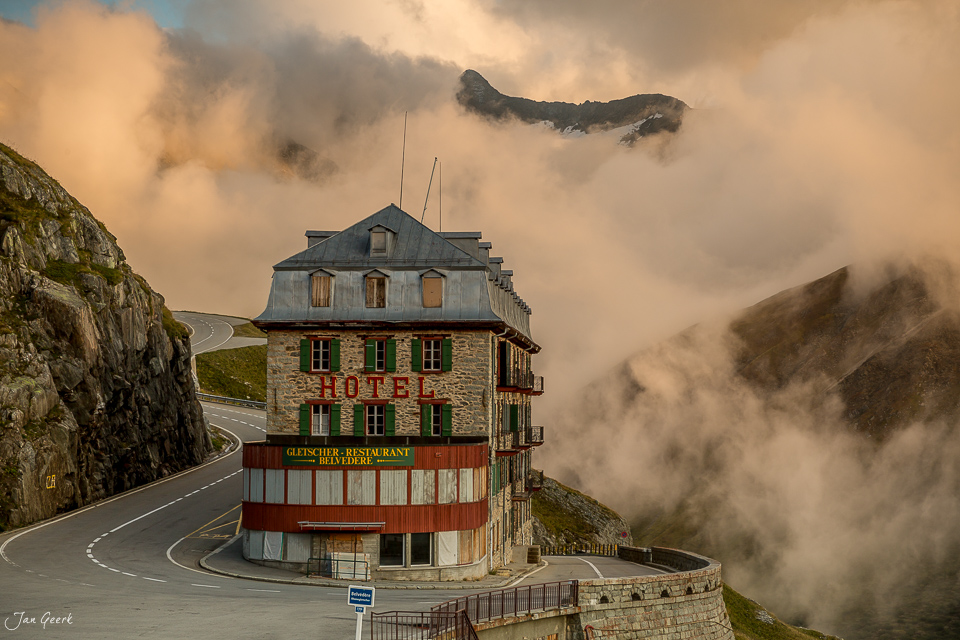 Belvedere Hotel Furka Pass Berghotel Nebel Herbst Wallis Schweiz Jan Geerk Fotograf Basel