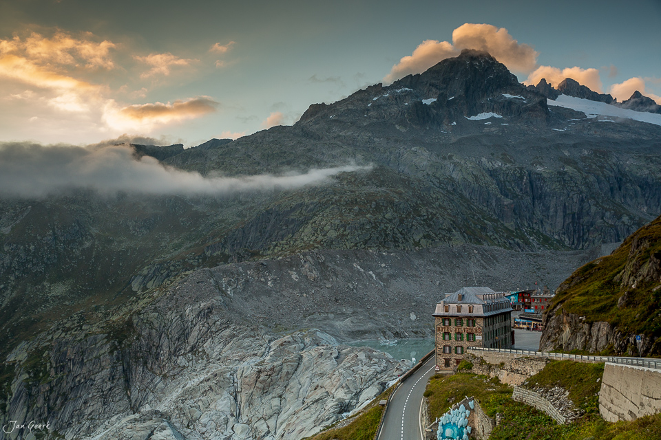 Furka-Belvedere mit Gletscherblick und Hospiz, Schweizer Alpenpanorama in Goldstunde, Wallis, Schweiz – Jan Geerk Fotograf Basel