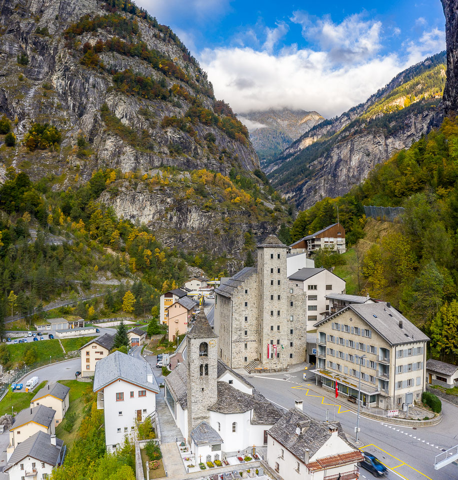 Dorf Gondo im Simplon Tal mit Bergkulisse Herbst Wallis Südschweiz Schweiz Jan Geerk Fotograf Basel