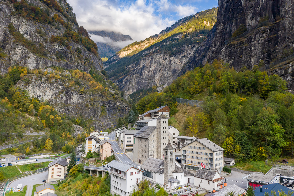 Dorf Gondo im Herbst, eingekeilt zwischen steilen Bergfelsen im Wallis, Südschweiz – Jan Geerk Fotograf Basel