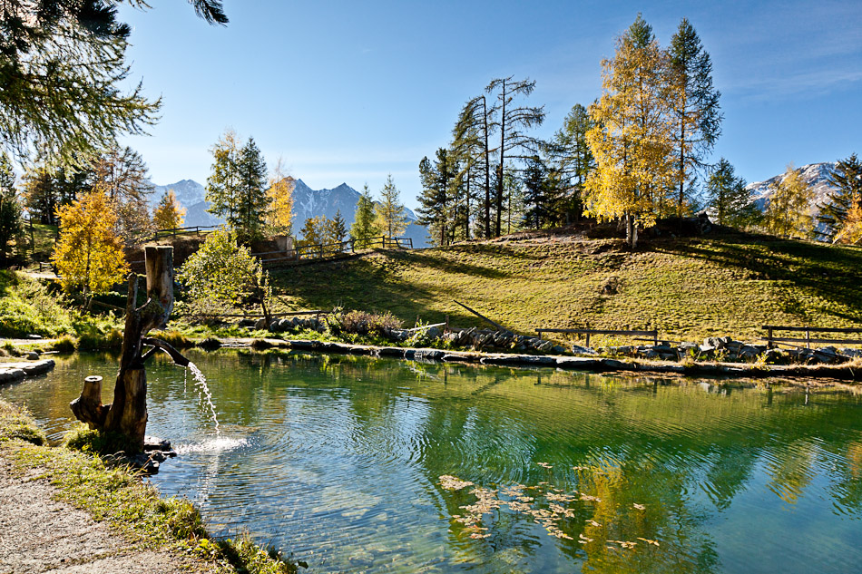 Herbstliche Berglandschaft mit Fluss Grächen Wallis Schweiz – Jan Geerk Fotograf Basel