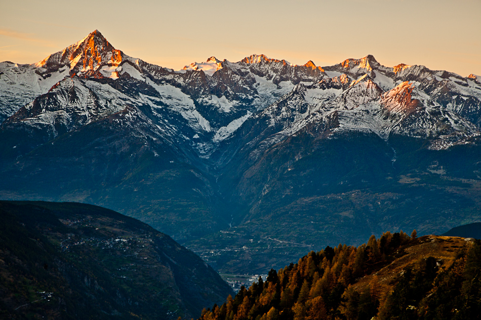 Schneebedeckte Alpengipfel Sonnenaufgang Herbstwald Wallis Schweiz – Jan Geerk Fotograf Basel