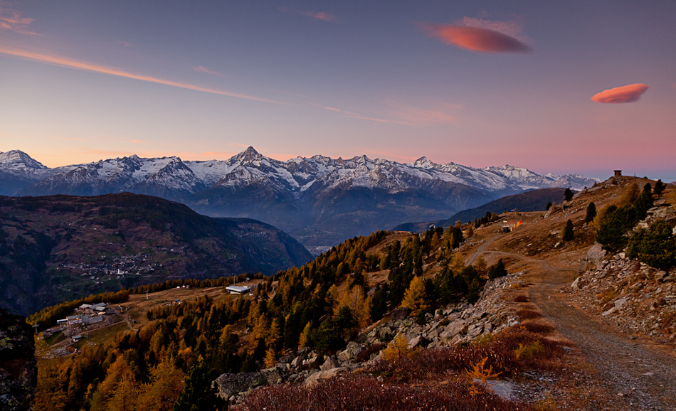 Grächen Herbst Sonnenaufgang schneebedeckte Alpen Wallis Schweiz – Jan Geerk Fotograf Basel